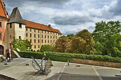 Objekt Jezuitské koleje, vlevo Židovská branka