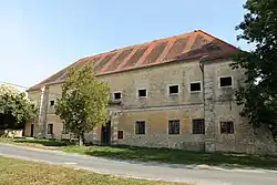 Běhařovice, Ratišovice, hospodářský dvůr (2016-09-28; 01).jpg