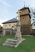 Kříž a zvonice u kostela