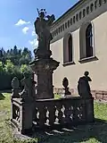 Bělá (u Staré Paky) - socha svatého Jana Nepomuckého u kostela (stav září 2024) (1).jpg