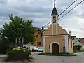 Běleč, kaplička na návsi s pomníčkem T.G.Masaryka