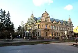 Lázně Bělohrad, Záloženský a společenský dům (1893–1894)