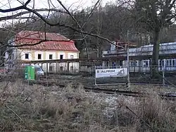 Stav lázní v únoru 2020 (vlevo lázeňský dům Helena, vpravo kolonáda)