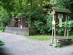 Zookoutek v Břežanském údolí, uvítací tabule a klec s kunou skalní