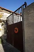 Břežany II - poškozená památkově chráněná brána usedlosti čp. 3 (2).jpg