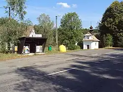 Zastávka autobusů, vzadu kaple sv. Vavřince