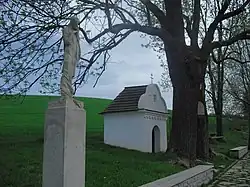 Břestek, kaple a socha.JPG