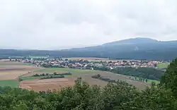 Březová, pohled z hradu Točníku, v pozadí hora Velíz