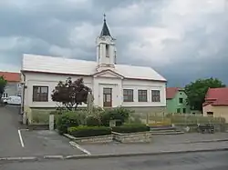 Bývalá škola a socha T.G.Masaryka