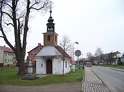 Náves Družby národů s kaplí Nejsvětější Trojice