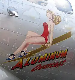 Pin-up na letounu B-17 „Aluminum Overcast“