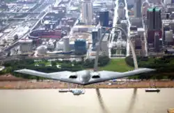Strategický bombardér Northrop B-2 Spirit 509. bombardovacího křídla během průletu nad St. Louis v Missouri