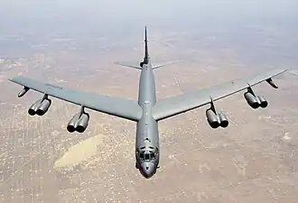 Boeing B-52 Stratofortress přilétá k doplnění paliva z letounu KC-135 Stratotanker