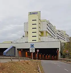 Vjezd do tunelu pod budovou
