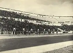 Německé družstvo předvádí na OH 1896 sestavu na bradlech