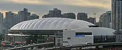 Sportovní hala s výraznou kulatou bílou střechou