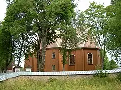Pohled na kostel zboku