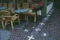 Státní hranice procházející podél zahrádky kavárny.