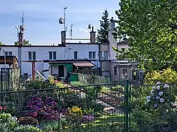 Babí (u Náchoda) - zadní strany domů čp. 156, 155 a 154 v ulici Na Vyšehradě (stav květen 2025).jpg