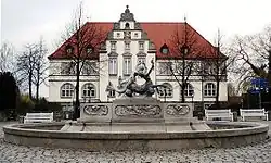 Budova okresního soudu a fontána "Im Spiel der Wellen" v Bad Schwartau