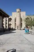 Cihlový minaret s osmi-obloukovou lucernou