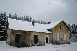 Nyní již zbouraná nádražní budova