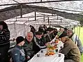 Podle tradice muži a ženy sedí při hostině odděleně