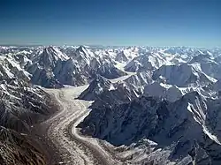 ledovec Baltoro v severním Pákistánu dlouhý 62 km, jeden z nejdelších nepolárních ledovců