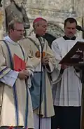 Fotografie s biskupem (uprostřed)
