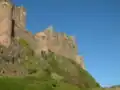 Vysoké stěny hradu, postavené na skále, měly znemožňovat dobyvatelům přístup.