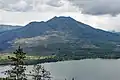 Vulkán Batur se stejnojmenným jezerem v popředí (2015)