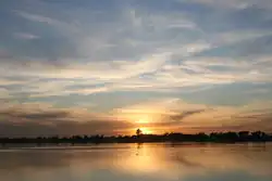 západ slunce nad řekou