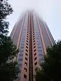 Bank of America Plaza v mlze