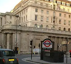 Vstup do stanice Bank u budovy Bank of England