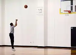 Barack Obama hraje basketbal