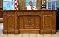 Barack Obama za stolem Resolute desk