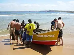 Člun na pobřeží Atlantiku v provincii Bengo