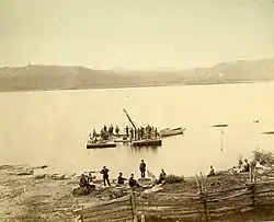 Člun na řece Saguenay v Chicoutimi, Québec