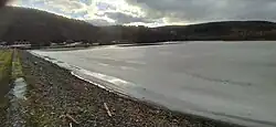 Zímní podvečer, přehrada Barnovská směrem k Barnovu (údolí mezi kopci) a Kozímu hřbetu (vrchol napravo)