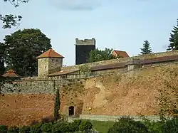 Barokní_hradby,pohled_od_řeky_Ohře.JPG