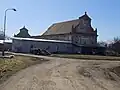 severní průčelí sýpky Řestoky s opravenou střechou na polovině budovy