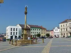 Barokní sloup se sochou PM Immaculaty z roku 1684.JPG