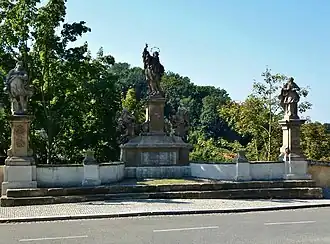 Barokní_sousoší_sv._Jana_Nepomuka_s_anděly_a_sochami_světců_sv._Floriána_a_sv._Barbory_z_roku_1740.JPG