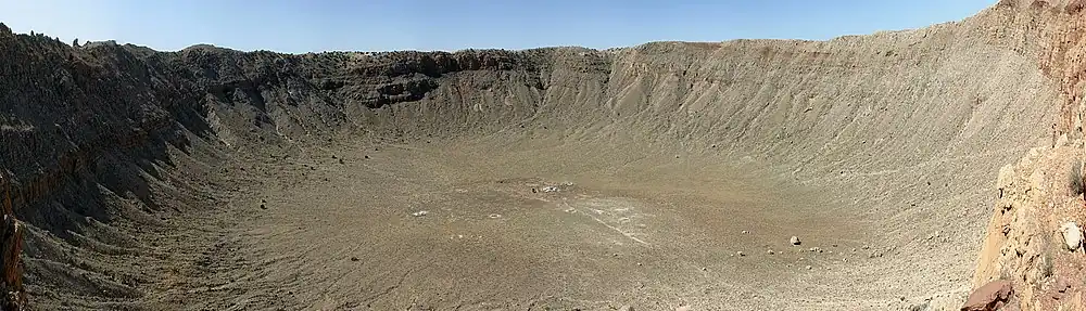 Panorama kráteru, na úbočích zřetelné vrstvy původních hornin