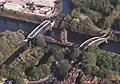 Barton Swing Aqueduct na levé straně. Na pravé straně silniční most Barton Road Swing Bridge