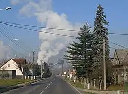 Šenovská ulice v Bartovicích, v pozadí ArcelorMittal Ostrava