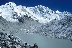 Pohled na Baruntse z údolí Hongu