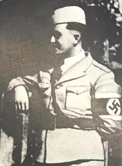 Boris Ragulja v Novogrodku. Podle všeho je na fotografii hákový kříž na pásce doplněn retuší.