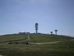 Vojenská radioreléová stanice v Pierre-sur-Haute. Na fotografii jsou vidět dvě vojenské věže (vpravo), telekomunikační věž společnosti (uprostřed), obytné jednotky a helipad.