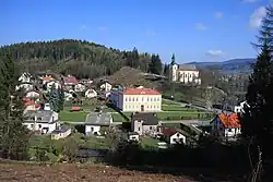 Budova základní školy a kostel svatého Bartoloměje v Batňovicích